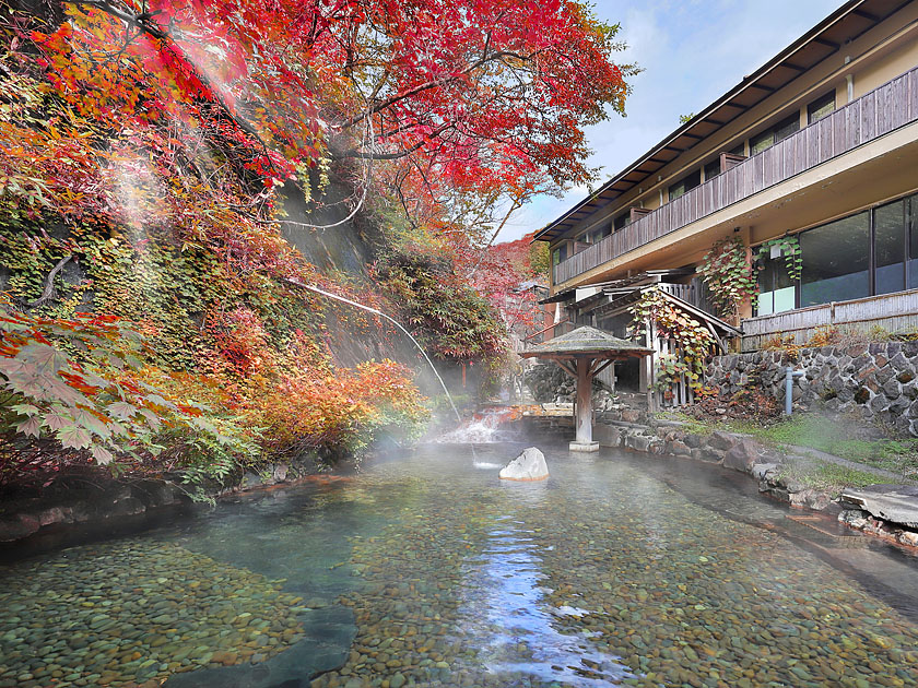 紅葉の白樺の湯